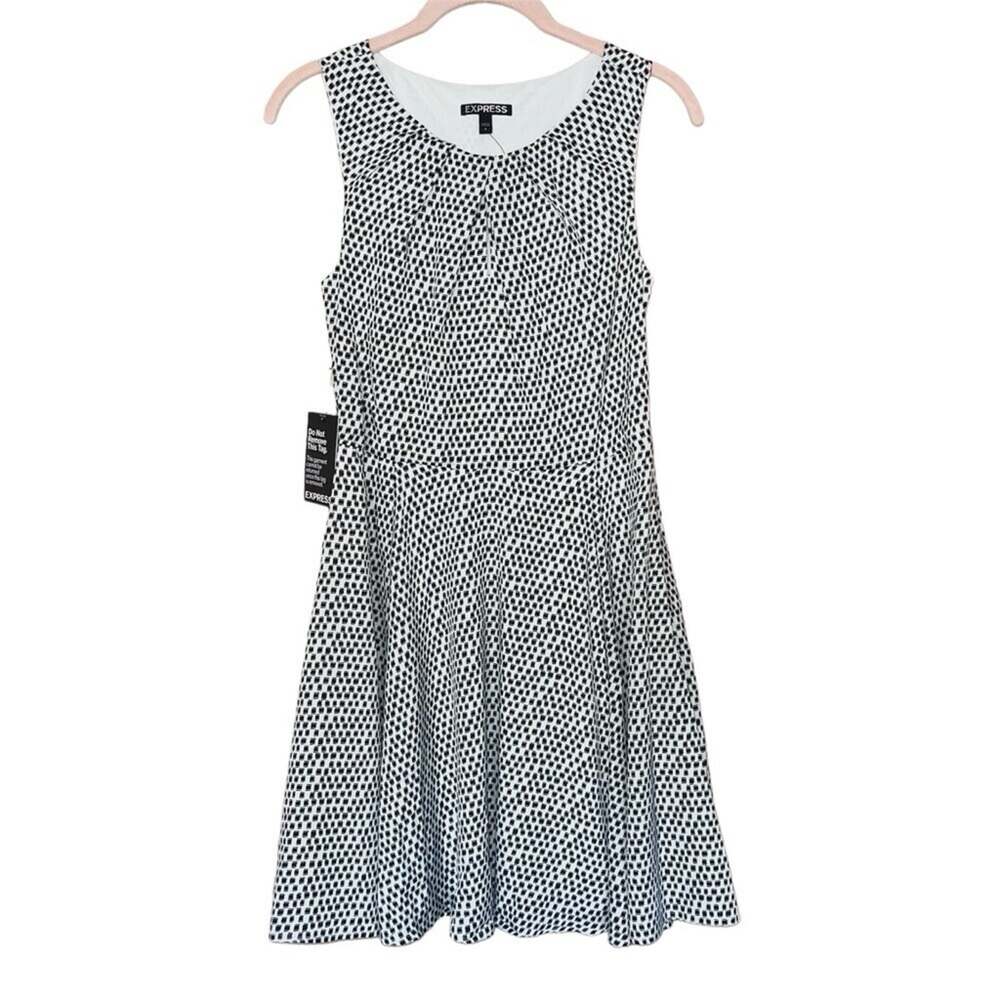 NWT Express Fit and Flare Mini Dress Black & White Geometric Sz 4 Keyhole Front